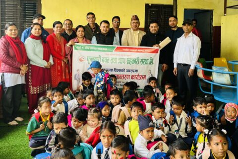 फूलबारी साकोसद्वारा उजिर सिंह माध्यामिकमा शैक्षिक सामग्री हस्तान्तरण