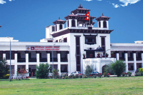 प्रतिनिधिसभाका समानुपातिक सांसदलाई आयाेगले आज प्रमाणपत्र दिँदै