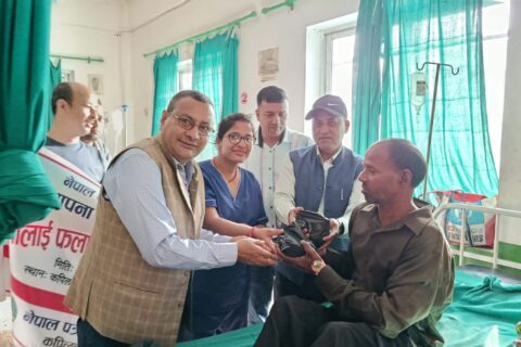स्थापना दिवसमा बिरामीलाई फलफूल वितरण