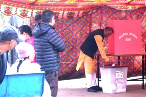 कांग्रेस सभापति थापाद्वारा मतदान