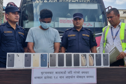 बुटवलबाट काठमाडौं जाँदै गरेको बसबाट भन्सार छलेका १४ थान आइफोन मोबाइल बरामद