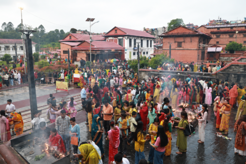 साउनको दोस्रो सोमबार : पशुपतिनाथमा बिहानैदेखि भक्तजनको घुइँचो