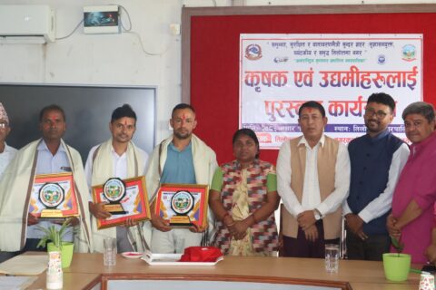 तिलोत्तमामा उत्कृष्ट तीन कृषक नगदसहित सम्मानित