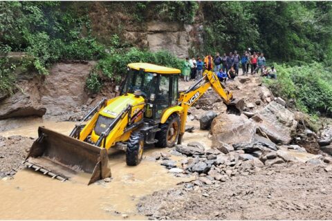 बाढी र पहिरोका कारण देशका विभिन्न राजमार्ग अवरुद्ध