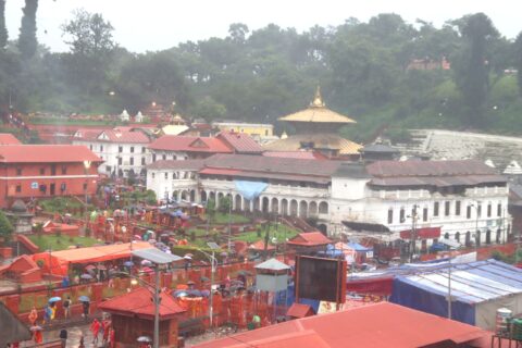 साउनको अन्तिम सोमबार पशुपतिनाथमा भक्तजनको घुइँचो, बिहानैदेखि लाम