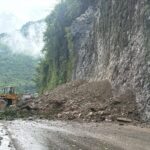 नारायणगढ-मुग्लिन सडक फेरि अवरुद्ध, पहिरो हटाउन तीन उपकरण परिचालन