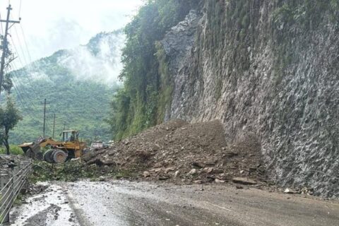 नारायणगढ-मुग्लिन सडक फेरि अवरुद्ध, पहिरो हटाउन तीन उपकरण परिचालन