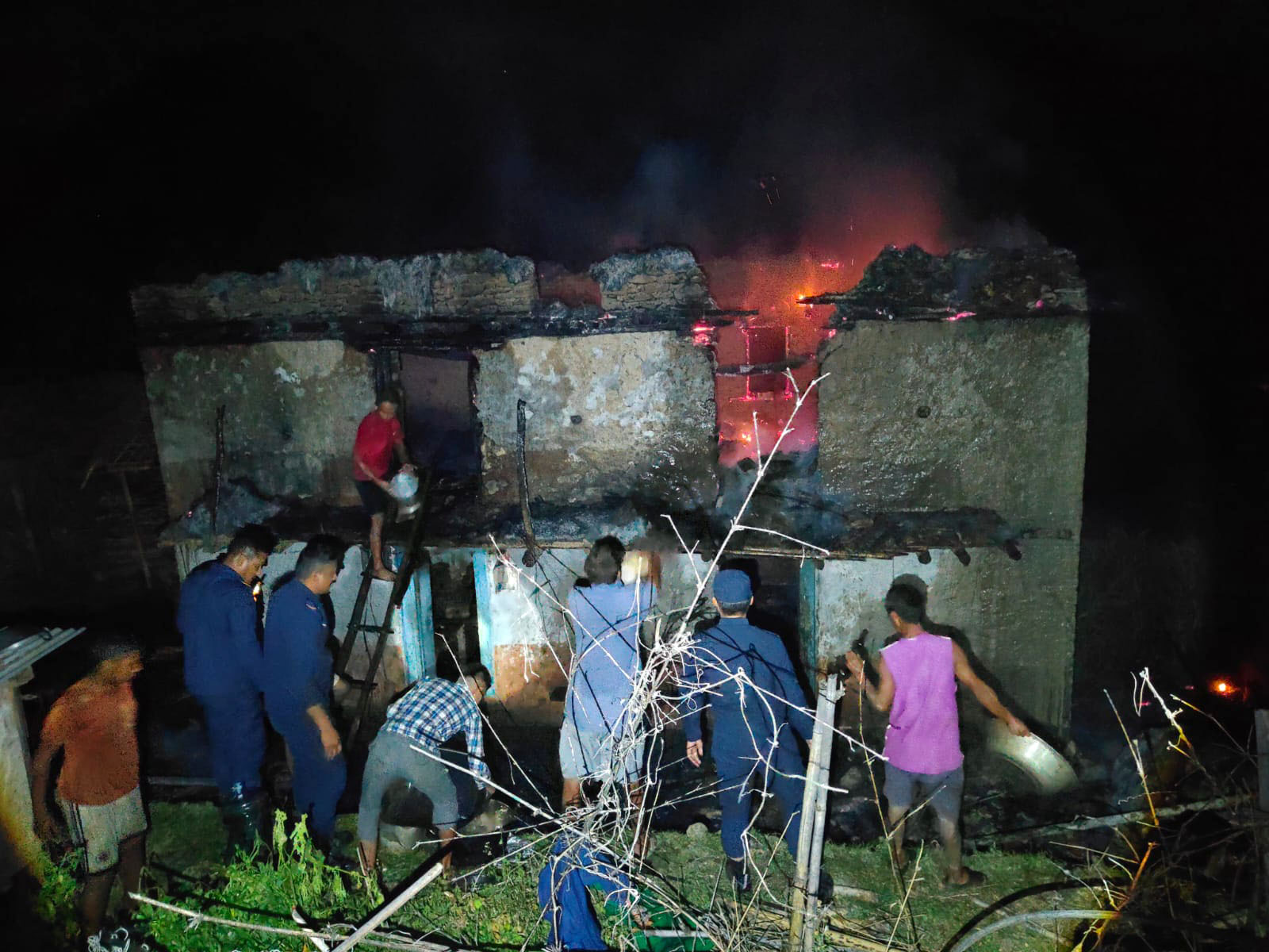 विद्युत् चुहावटबाट आगलागी हुँदा ओखलढुङ्गामा दुई घर जलेर नष्ट