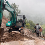 देशका विभिन्न मुख्य राजमार्ग र सडक खण्डहरूमा पहिरो तथा बाढीका कारण यातायात सेवा प्रभावित