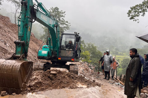 देशका विभिन्न मुख्य राजमार्ग र सडक खण्डहरूमा पहिरो तथा बाढीका कारण यातायात सेवा प्रभावित