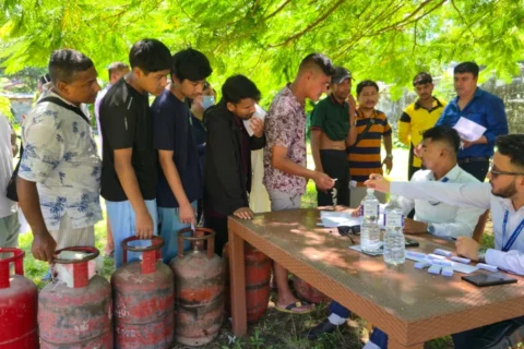 बुटवल र भैरहवामा निगम आफैले सुरु गर्यो ग्यास वितरण, प्रचण्ड गर्मीमा उपभोक्ताको लाइन