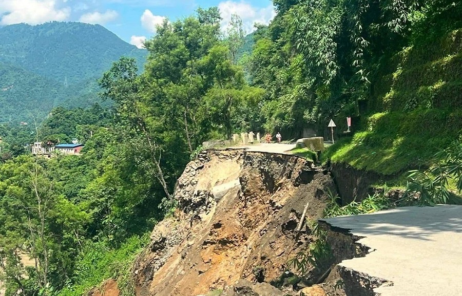 कृष्णभीरमा पुरै सडक भासियो, पृथ्वी राजमार्ग पूर्ण रूपमा अवरुद्ध