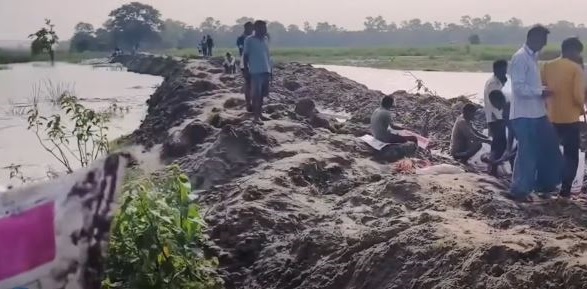 नारायणी नदिमा आएको बाढि  बस्तीमा पस्दा ४० घर डुबानमा