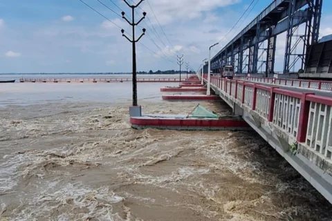 कोशीमा पानीको सतह ठूलो खतरा स्तरमा, ४३ ढोका खोलियो