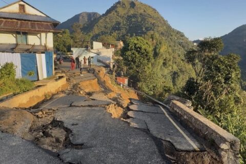 सडक भासिएपछि रेसुङ्गा विमानस्थल सडकखण्ड पूर्ण रूपमा अवरुद्ध