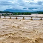 जलसतहले रेकर्ड ब्रेक गरेपछि नारायणी पुलमा गाडी चलाउन प्रतिबन्ध