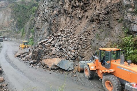 पहिरोले ७ वटा मुख्य राजमार्ग र अन्य सडक अवरुद्ध (सडक अवस्थासहित
