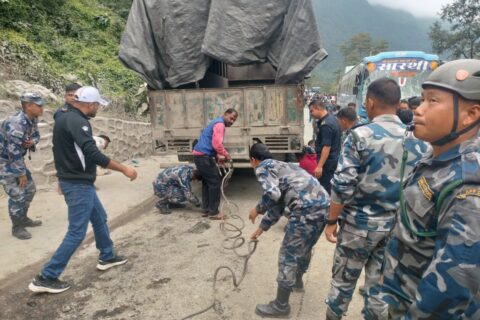 चितवनको कुरिनटारमा तीन वटा गाडी ठोक्किए, ११ जना घाइते